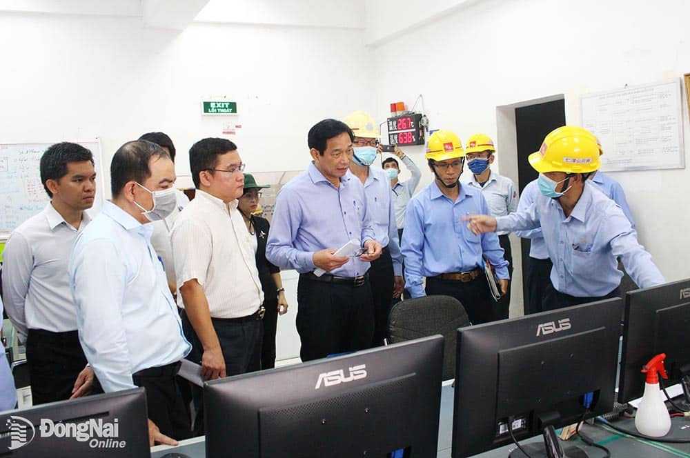 Phó chủ tịch UBND tỉnh Võ Văn Phi (giữa) cùng đoàn công tác của UBND tỉnh đi thực tế và nghe doanh nghiệp báo cáo công tác xử lý nước thải ở Khu công nghiệp Nhơn Trạch 3.